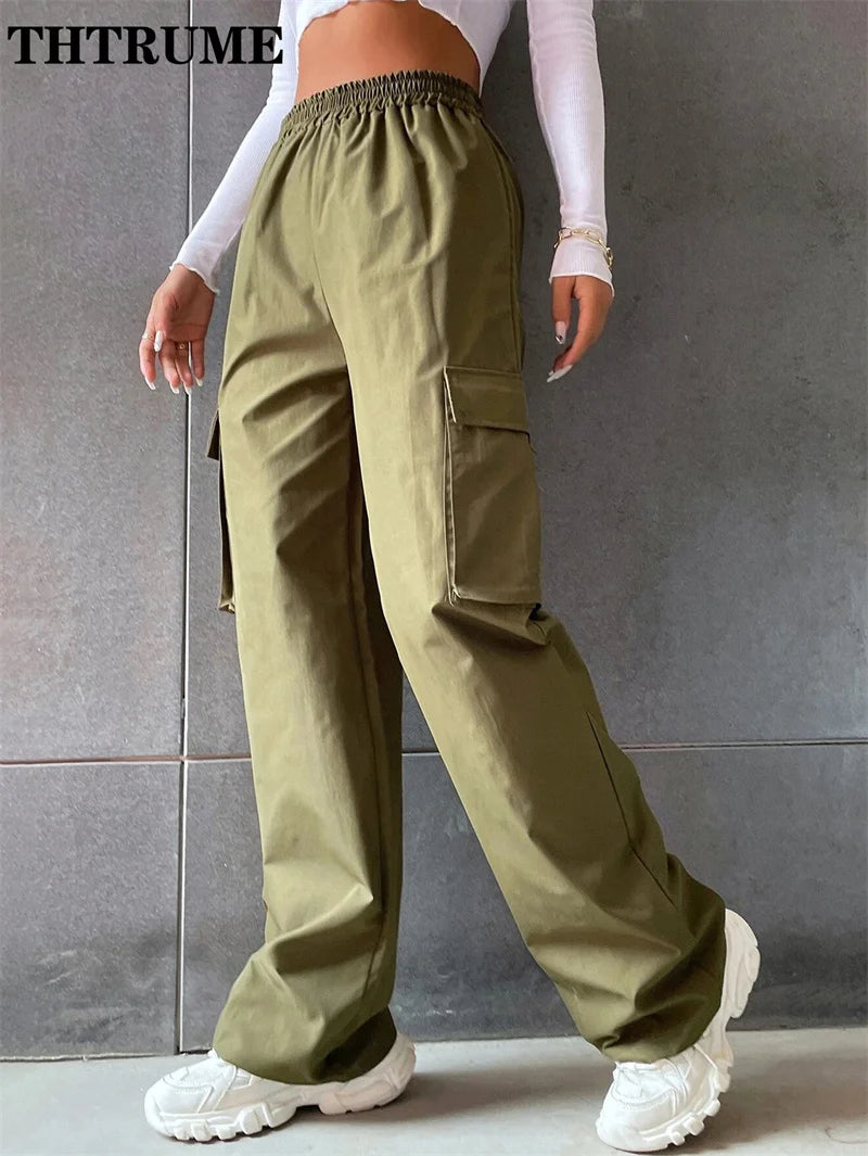 Stylish vintage streetwear cargo pants in olive green with a relaxed fit and side pockets for a trendy look