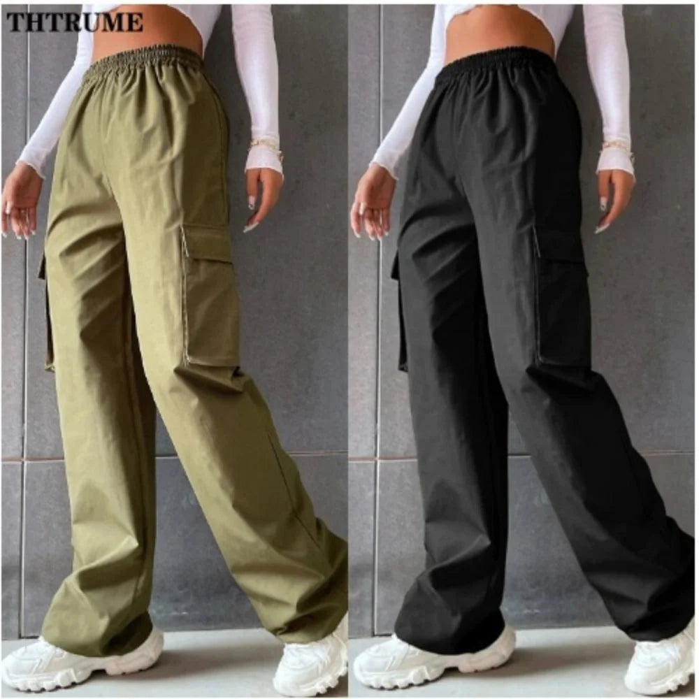 Vintage streetwear cargo pants in olive green and black for a stylish, relaxed fit